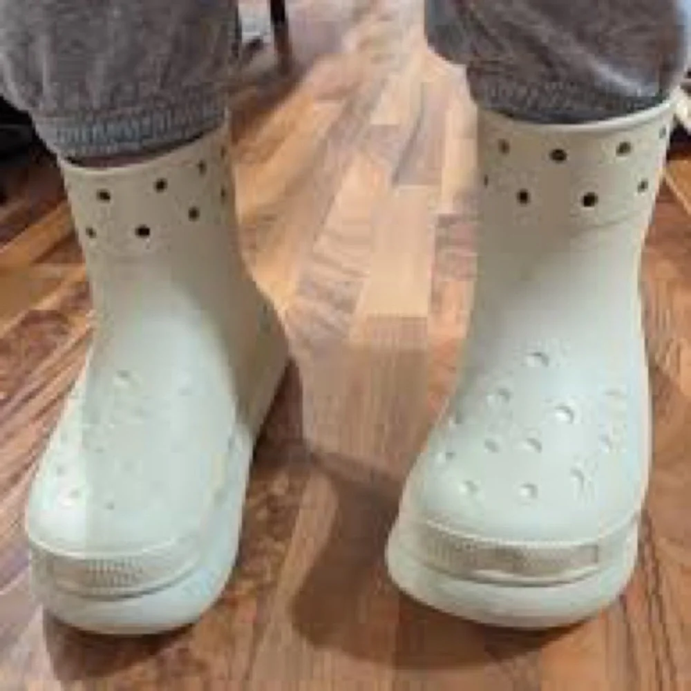 How lovely! Crocs crush platform rain boots in bone size 7